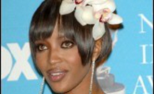 Le top model britannique Naomi Campbell devra nettoyer pendant une semaine les sols d'un bâtiment administratif new-yorkais, pour avoir blessé son employée de maison avec un téléphone, a-t-on appris mercredi auprès du bureau du procureur de Manhattan.