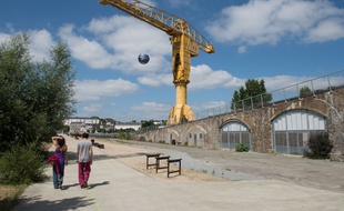La grue Titan jaune, à l'ouest de l'île de Nantes.