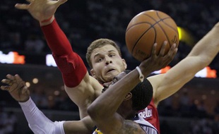 Blake Griffin tente de contrer Mike Conley lors du premier match de play-offs entre les Los Angeles Clippers et les Memphis Grizzlies, le 29 avril 2012, à Memphis.