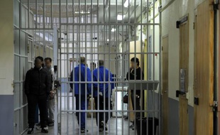 Des détenus escortés par des gardiens de prison le 6 mars 2013 aux Baumettes à Marseille