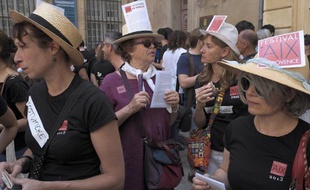 Des intermittents du spectacle manifestent avec les salariés du festival d'Aix, le 14 juin 2014 à Aix-en-Provence