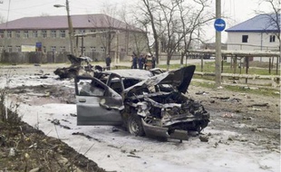Des véhicules endommagés après les deux explosions qui ont endeuillé Kizliar, hier.