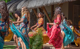 Entre l'apprentissage du sega à l'Ile Maurice et les chorégraphies le soir de l'élection de Miss France, il n'y a qu'un pas.