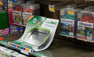 L'une des tablettes pour enfants leaders du marché, la LeapPad2 de Leap Frog, en septembre 2013 dans un magasin de jouets spécialisé à Paris.