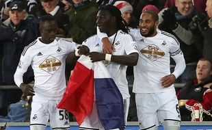 Bafétimbi Gomis sort un drapeau français lors de la rencontre entre Swansea et West Ham le 10 janvier 2015.