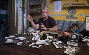 Le neveu du missionnaire Luis Cuartero Lapieza montre les photos du "Che" prises le 10 octobre 1967 par un journaliste de l'AFP, Marc Hutten, le 7 novembre 2014 à Ricla, en Espagne