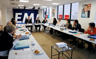 Jean-Paul Delevoye, le président de la Commission d'investiture aux législatives pour le mouvement En marche! en réunion le 25 février 2017 à Paris.