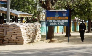 Quatorze islamistes et un soldat ont été tués dimanche au cours d'une attaque de l'armée nigériane contre une cache du groupe islamiste extrémiste Boko Haram à Kano, la plus grande ville du nord, a annoncé l'armée.
