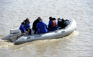 Des plongeurs recherchent la deuxième personne qui se trouvait à bord du bateau.
