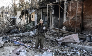 Un combattant kurde dans les décombres à Kobané le 27 janvier 2014.