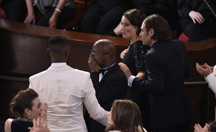 Le réalisateur de «Moonlight», Barry Jenkins, sous la choc après la victoire de son film aux Oscars, le 26 février 2017.