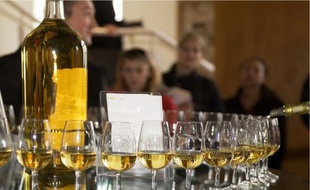 Illustration: une bouteille d'alcool et des verres.