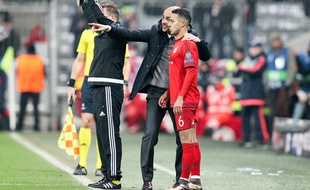 Pep Guardiola donne ses ordres à Thiago Alcantara