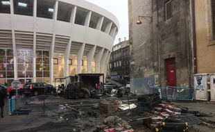 La rue Ravez, derrière le Palais des sports, était en chantier. Les engins ont été dégradés et incendiés par des casseurs, dans la nuit.