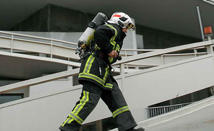 Un pompier attaquant la rampe d'accès à la tour Bretagne à Nantes.