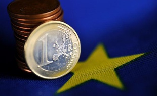 Une majorité des Allemands pensent que leur pays serait en meilleure situation sans l'euro, selon un sondage paru dimanche, alors que le ministre de l'Economie a répété ses doutes sur le maintien de la Grèce dans la zone euro.