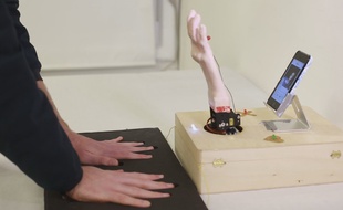 Invention permettant de matcher sur Tinder via une main robotique.