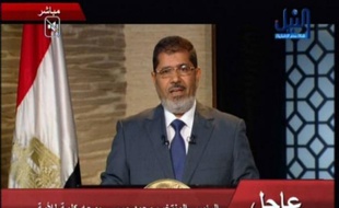 Le président élu Mohamed Morsi, premier islamiste à accéder à la magistrature suprême en Egypte, a promis dimanche d'être le président de "tous les Egyptiens", en appelant à l'unité nationale et en promettant de respecter les traités internationaux signés par son pays.