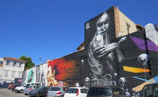 Marseille, le 22 mai 2015, le marché aux puces accueille une fresque de Street Art.