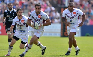 Le 3e ligne de l'UBB Louis-Benoit Madaule ballon en main lors du match contre Brive le 28 mai 2016 à Chaban-Delmas . AFP PHOTO / NICOLAS TUCAT