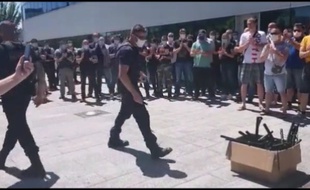 Les policiers de Strasbourg ont déposé leurs matraques dans un carton, ce mercredi.