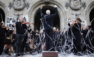 Lors d'une représentation sur le parvis du Palais Garnier à Paris, le 18 janvier 2020.