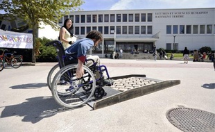 Des mises en situation de handicap sont proposées sur le campus du Tertre.