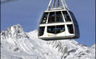 Un skieur hors piste de 17 ans a été retrouvé mort mardi soir par le service des pistes de la station des Arcs (Savoie), enseveli sous une avalanche de neige fraîche, a-t-on appris mercredi auprès du peloton de gendarmerie de haute montagne (PGHM) de Savoie.