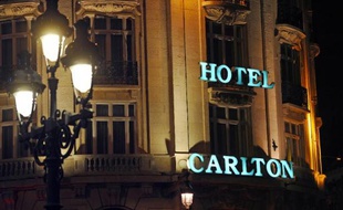 La cour d'appel de Douai (Nord), saisie par quatre des quatorze mis en examen dans l'affaire du Carlton de Lille qui souhaitaient être jugés devant les assises, a confirmé mercredi leur renvoi en correctionnelle, a annoncé le parquet général.
