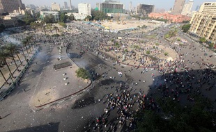 Des manifestants se réunissent place Tahrir, au Caire, le 21 novembre 2011.