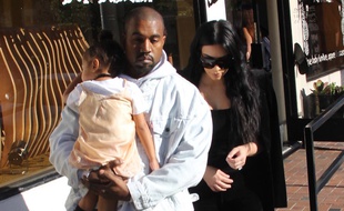 North, dans les bras de son père Kanye West, et Kim Kardashian