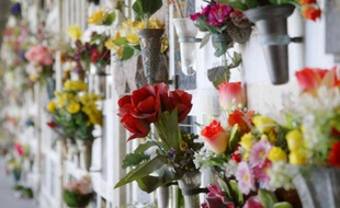 Le colombarium du cimetière du Père Lachaise le 12 mai 2004 à Paris