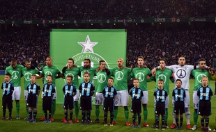 Les Stéphanois ont porté un maillot spécial en hommage aux victimes des attentats à Paris, le 22 novembre 2015 lors de ASSE-OM.