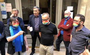 Au premier plan: Luc, Jérôme et Franck dans la cour de leur immeuble, pour l'inauguration de leur colocation pour séniors LGBT+, à Paris, le 24 juin 2021.
