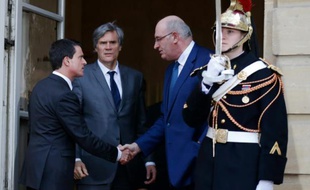Le Premier ministre, Manuel Valls (g), le ministre de l'Agriculture, Stéphane Le Foll (c), à l'issue de leur rencontre avec le commissaire européen à l'Agriculture, Phil Hogan, le 25 février 2016 à Matignon