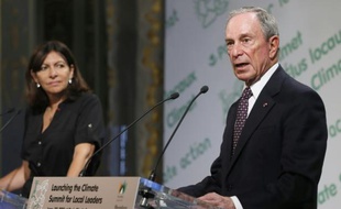 L'envoyé spécial de l'ONU pour les villes et le changement climatique Michael Bloomberg aux côtés de la maire de Paris Anne Hidalgo, le 30 juin 2015 à Paris