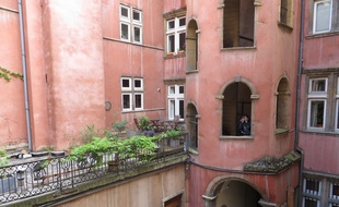 Lyon, le 04 Mai 2014.
La tour rose reste l'un des emblèmes touristiques du quartier du Vieux-Lyon.