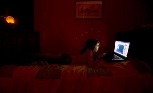 Longtemps limité à la cour du collège, le harcèlement des ados a désormais lieu aussi sur internet: pour faire face à ce phénomène en expansion, les formations pour les parents ou les enseignants se multiplient chez les opérateurs et les réseaux sociaux.