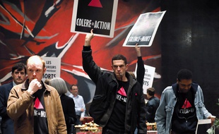Arnaud Valois (blouson noir, au centre) dans «120 Battements par minutes».