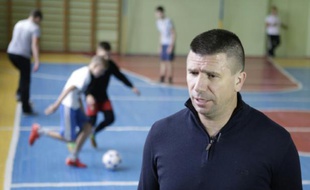 L'ex-footballeur croate Ivica Piric durant un entraînement dans une école de Dnipropetrovsk, dans le sud-est de l'Ukraine, le 11 novembre 2015
