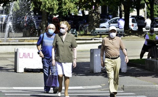 Des passants à Laval, le 17 juillet 2020.