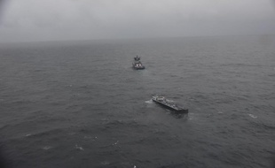 Un morceau de péniche à la dérive a été remorqué le 15 octobre 2019 dans le rail d'Ouessant.