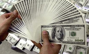 La question d'une éventuelle fixation des prix du pétrole en une autre devise que le dollar provoque des divisions au sommet de l'Organisation des pays exportateurs de pétrole (Opep), alors que le billet vert ne cesse de baisser.