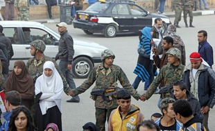 Des soldats égyptiens dispersent les manifestants place Tahrir au Caire le 13 février 2011.