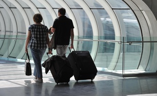 Les opposants à la privatisation de l'aéroport Toulouse-Blagnac veulent que l'actionnaire chinois plie bagage et ne sont plus les seuls.