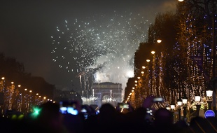 Feu d'artifice sur les Champs-Elysées le 31 décembre 2017.