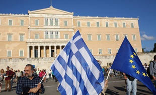 Des manifestants pro-Européens sont rassemblés devant le Parlement, à Athènes, pour demander au gouvernement d'éviter le Grexit, le 22 juin 2015.