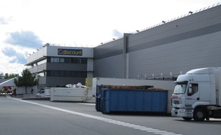 A Bordeaux, visite de l'usine du gÈant du e-commerce CDiscount.