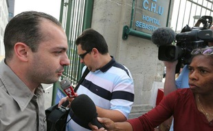 Francois Lambert le 15 juillet 2015 devant l'hôpital à Reims