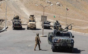 Un militaire italien a été tué et trois autres blessés samedi matin dans l'ouest de l'Afghanistan, lorsque leur voiture blindée a été prise pour cible à l'issue d'une opération de soutien à l'armée afghane, a indiqué l'état-major de la Défense dans un communiqué à Rome.